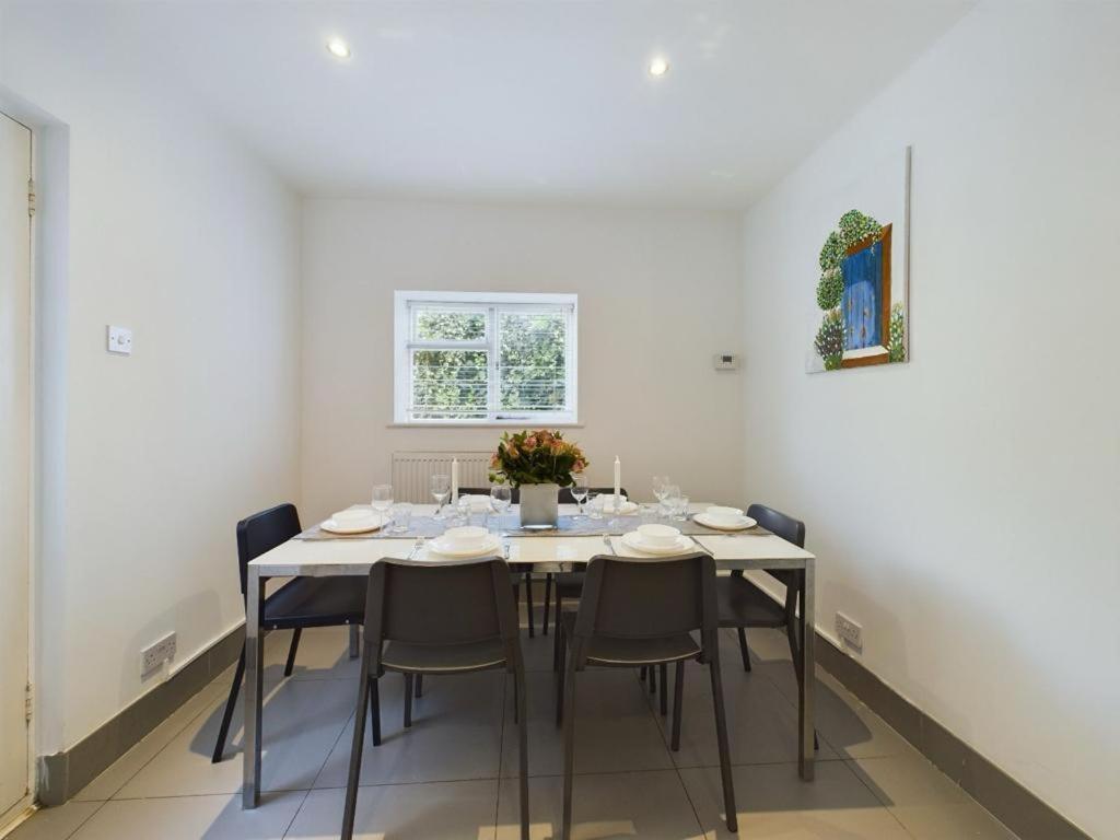 Luxury 4-Bedroom Modern Flat In Central London Steps From Station, Sleeps 9 In Style! Kamer foto
