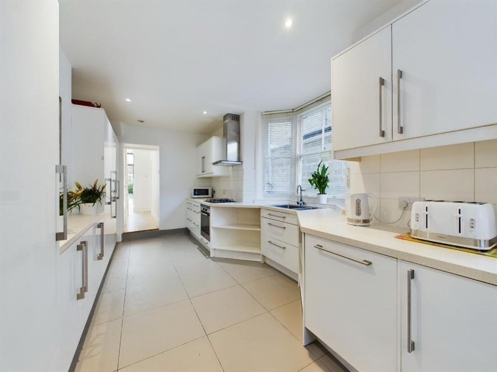 Luxury 4-Bedroom Modern Flat In Central London Steps From Station, Sleeps 9 In Style! Kamer foto