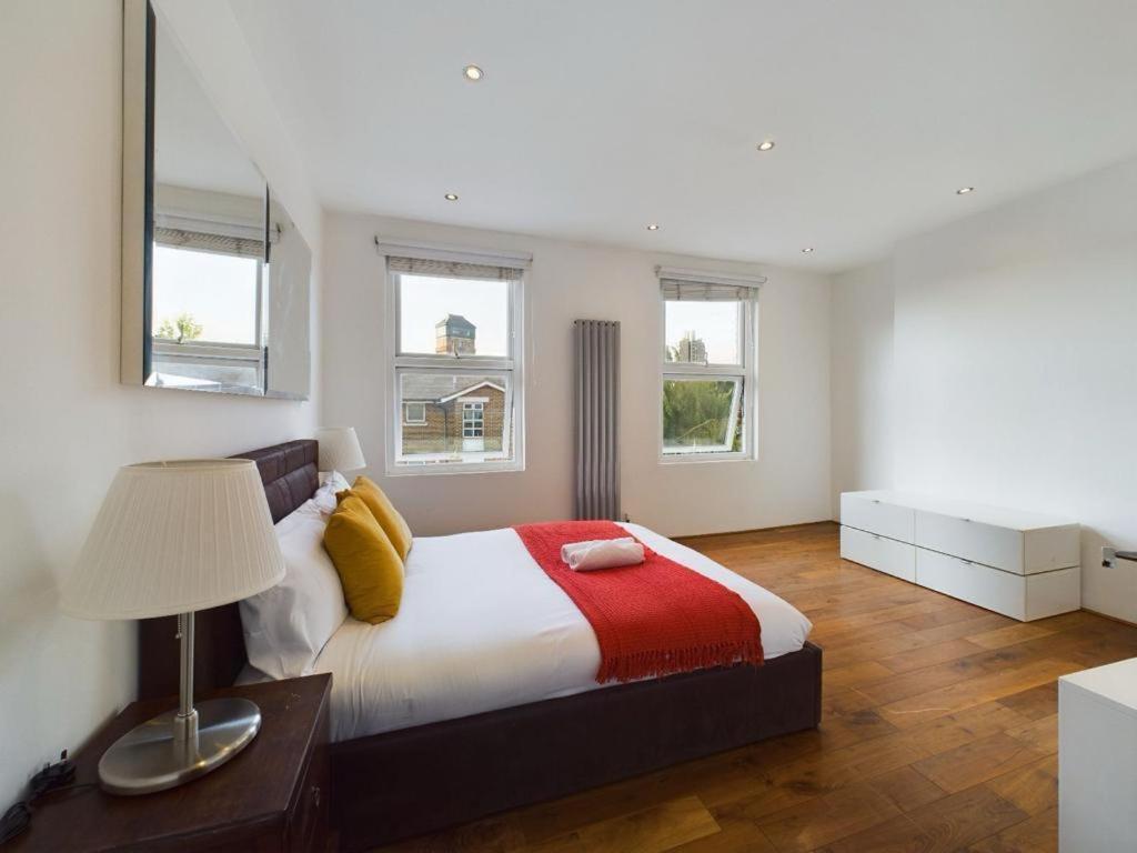 Luxury 4-Bedroom Modern Flat In Central London Steps From Station, Sleeps 9 In Style! Kamer foto