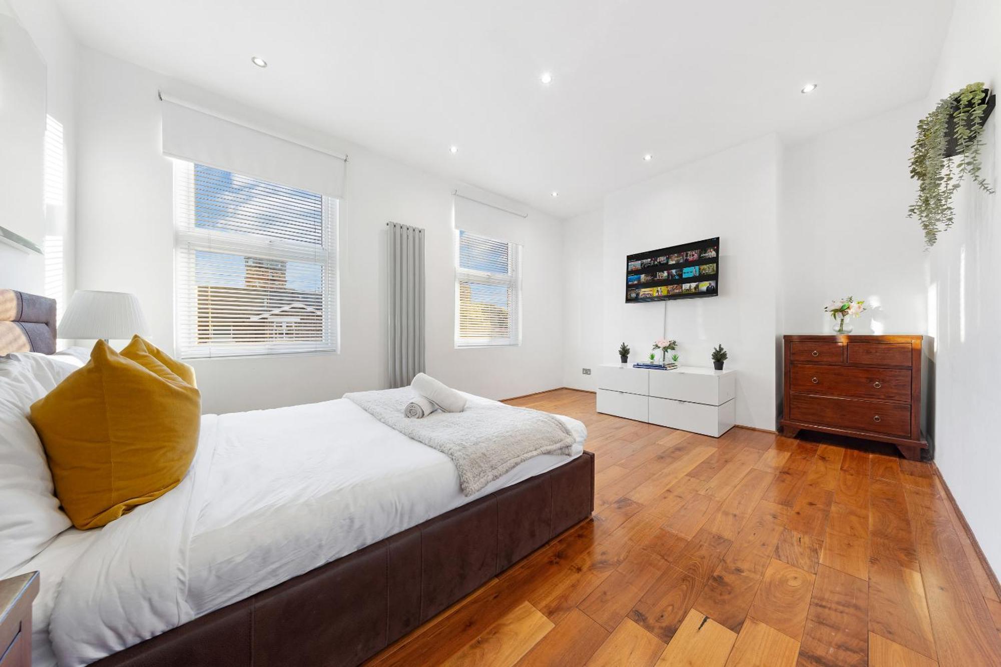 Luxury 4-Bedroom Modern Flat In Central London Steps From Station, Sleeps 9 In Style! Buitenkant foto