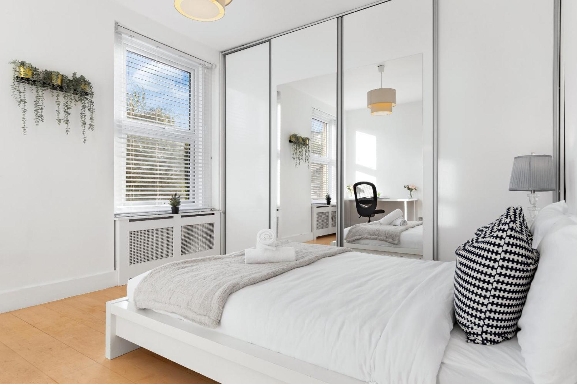 Luxury 4-Bedroom Modern Flat In Central London Steps From Station, Sleeps 9 In Style! Buitenkant foto