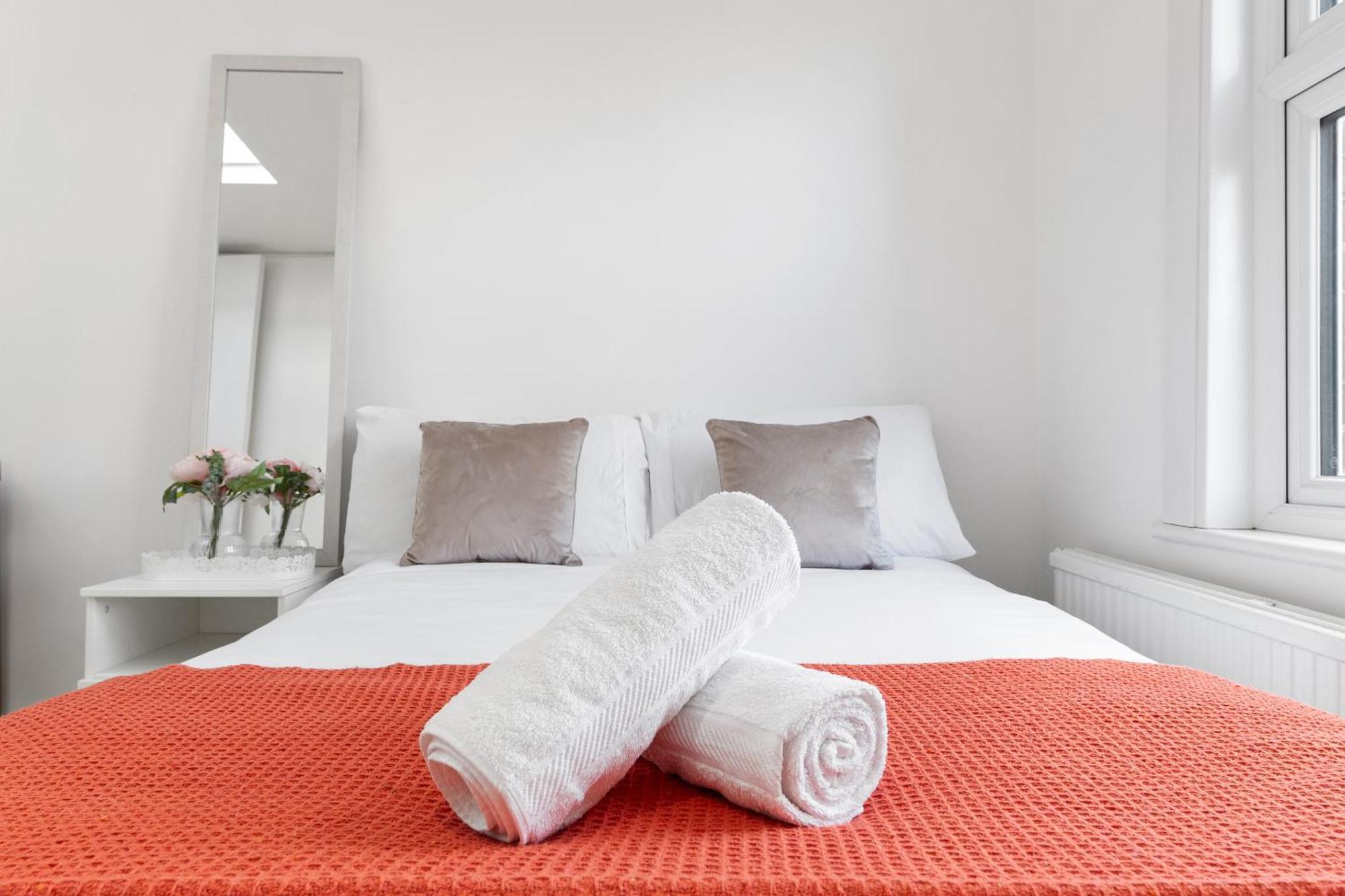 Luxury 4-Bedroom Modern Flat In Central London Steps From Station, Sleeps 9 In Style! Buitenkant foto