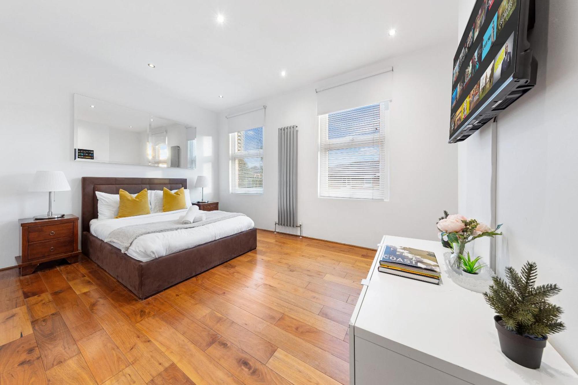Luxury 4-Bedroom Modern Flat In Central London Steps From Station, Sleeps 9 In Style! Buitenkant foto