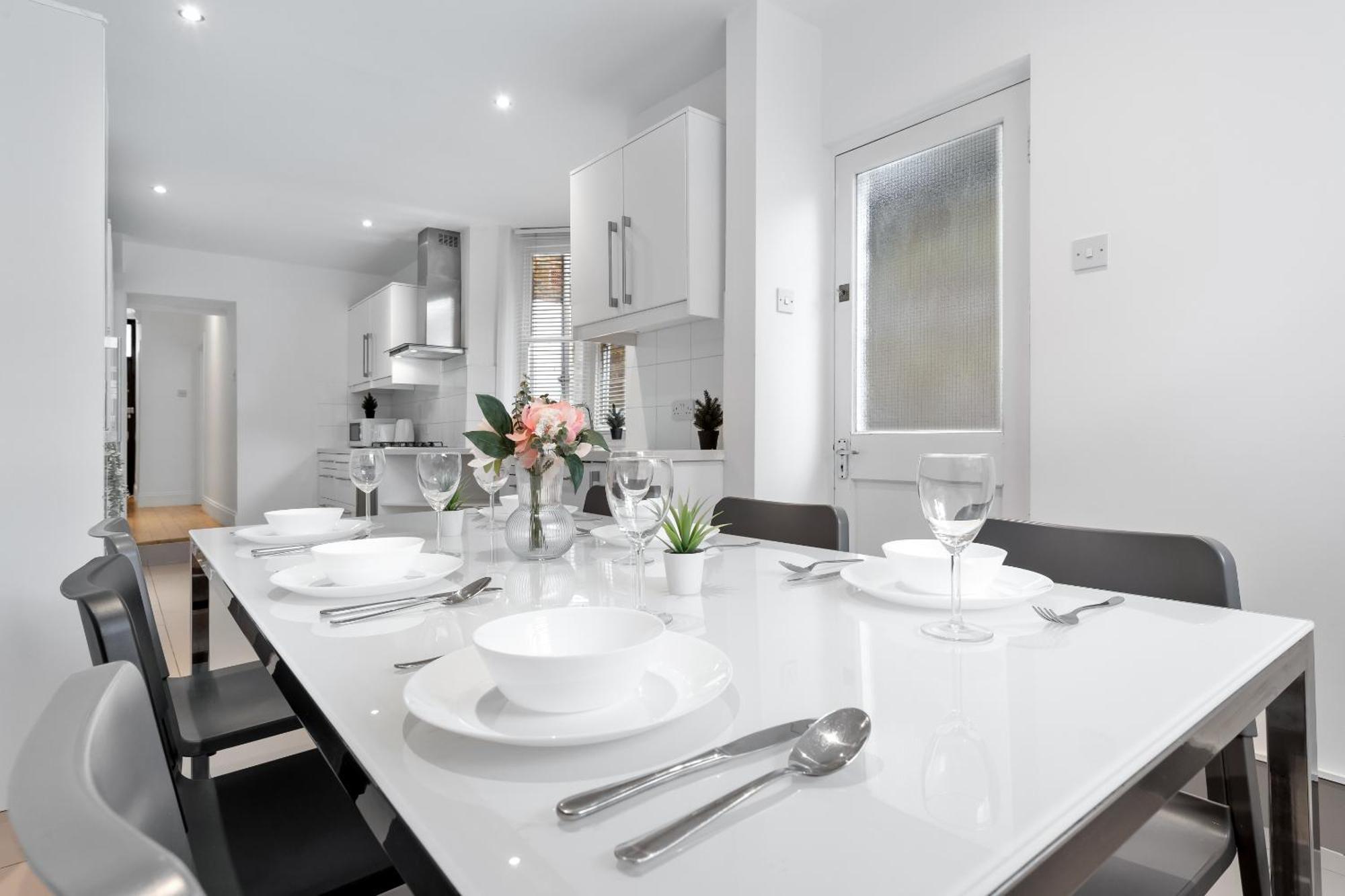 Luxury 4-Bedroom Modern Flat In Central London Steps From Station, Sleeps 9 In Style! Buitenkant foto